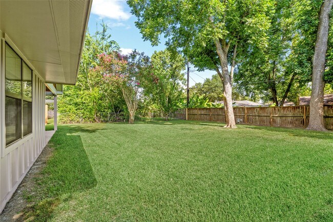 Building Photo - 9606 Pine Lake Dr