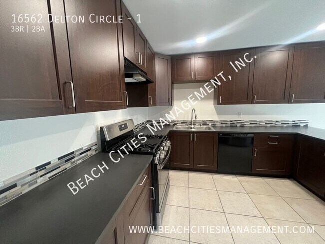 Building Photo - 16562 Delton Cir