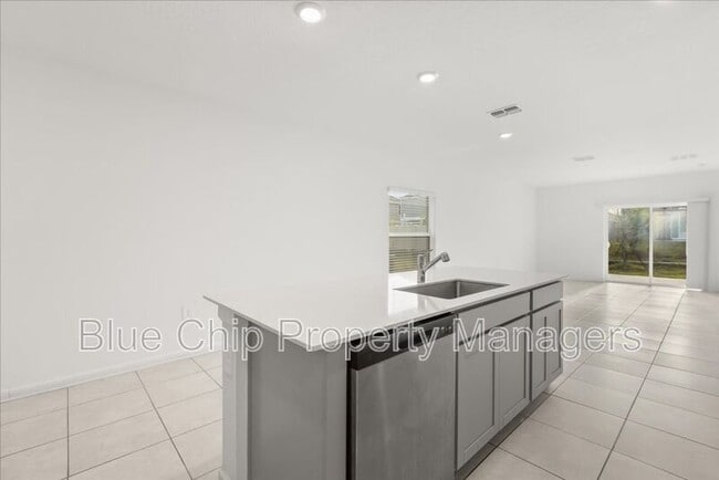 Building Photo - 1725 White Water Ct