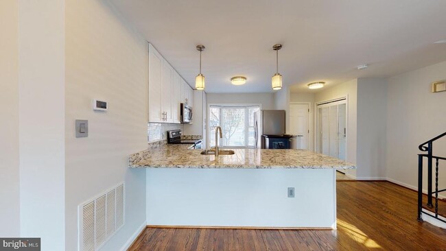 Building Photo - 2029 S Glebe Rd