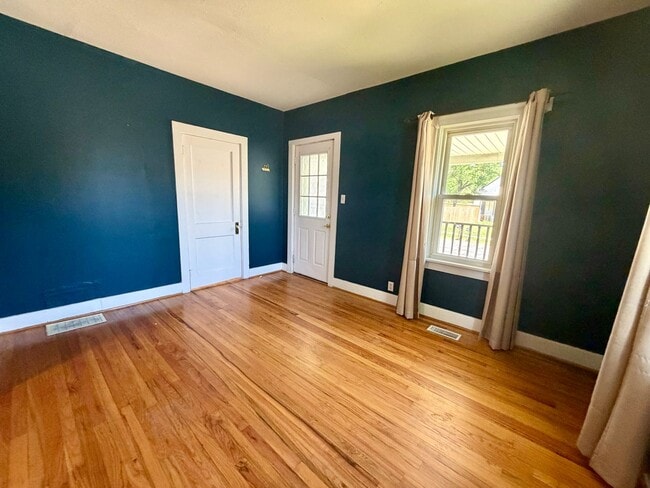 Building Photo - Centrally located 2 bedroom 1 bath house