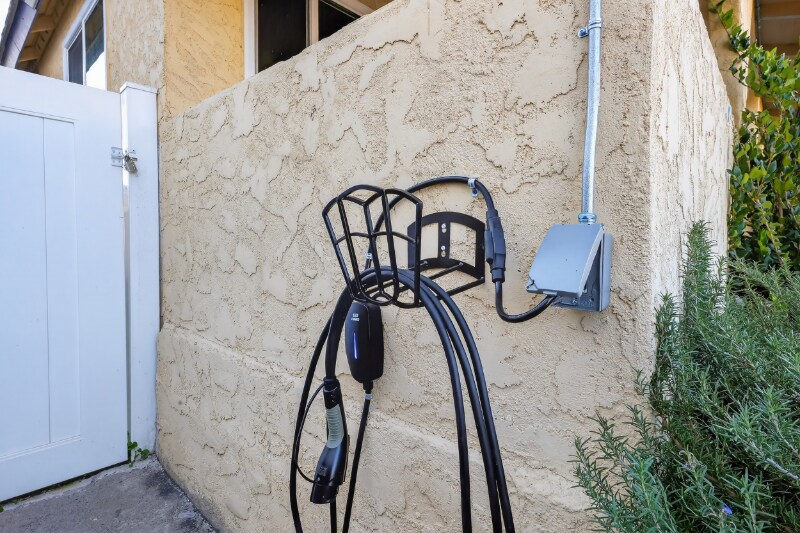 Building Photo - 225 S Main St