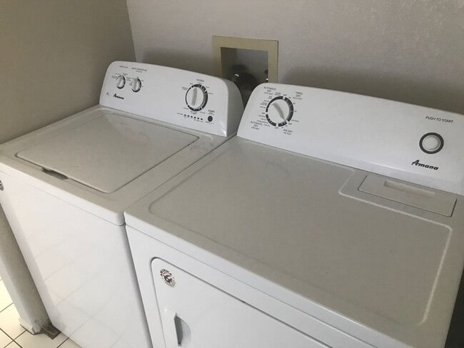 Building Photo - 2 Bedroom 2 bath condo with a den ready for move in!! Ask about our promotion!!