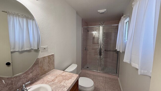 Building Photo - Must-See!!!  5-Bedroom Family Home with Large Yard & Prime Location in Visalia