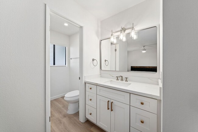 Building Photo - Fully remodeled luxury 3 bedroom 2 bathroo...