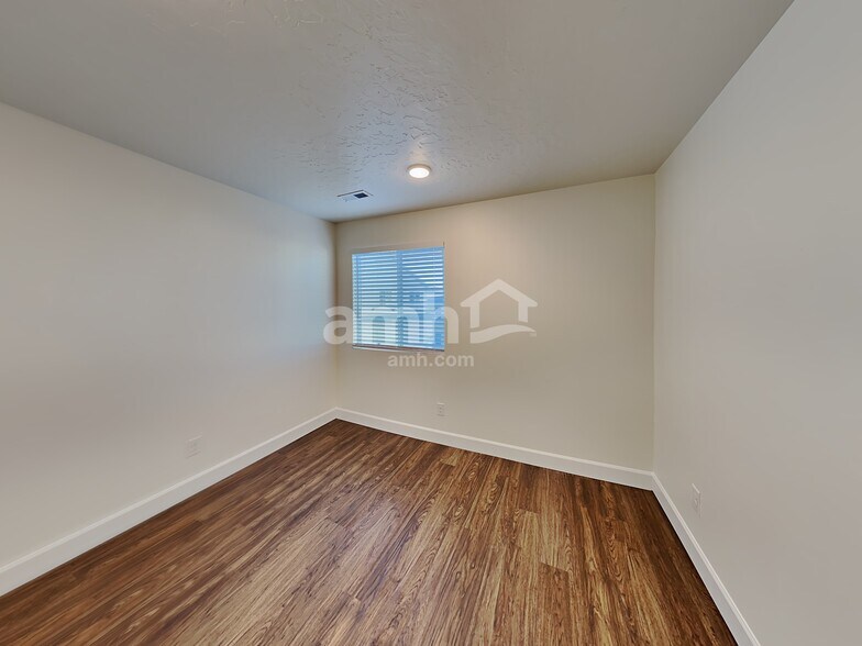 Building Photo - 6818 N Silver Gate Dr