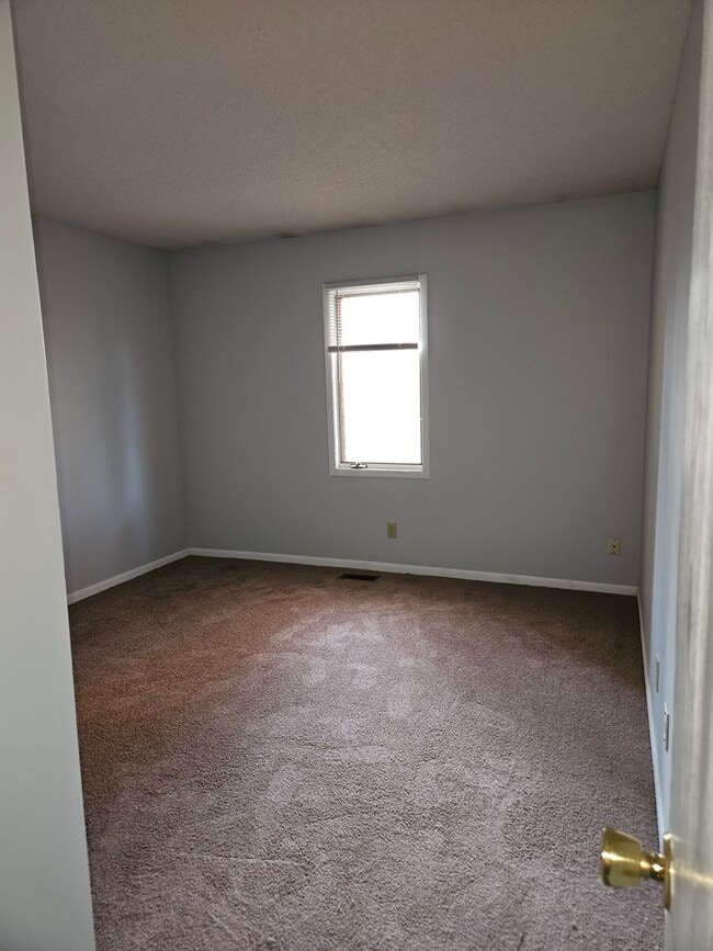 Building Photo - 2 bdrm off Mattis Ave