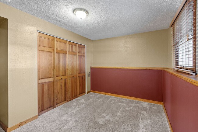Building Photo - 4 bed, 2 bath, large yard available in Woo...