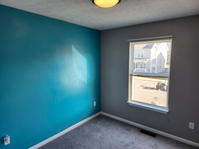 Building Photo - For Rent: Harrisonburg 3 BR, 2.5 Bath Townhouse