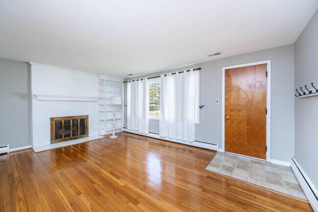 Building Photo - 3 Bedroom Home For Rent in Sandston VA With Detached Garage, Fenced Yard, and Lawn Care Included