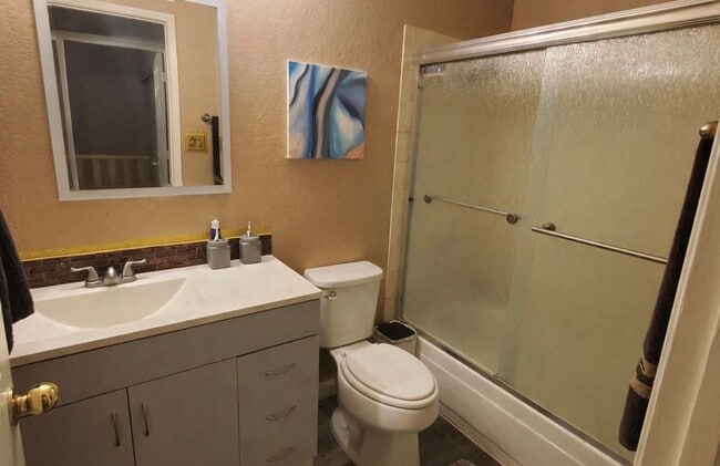 Building Photo - 2 Bedroom Condo