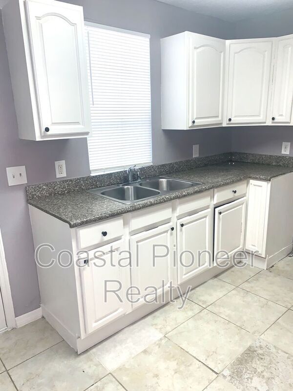 Building Photo - 3015 Deleuil Ave