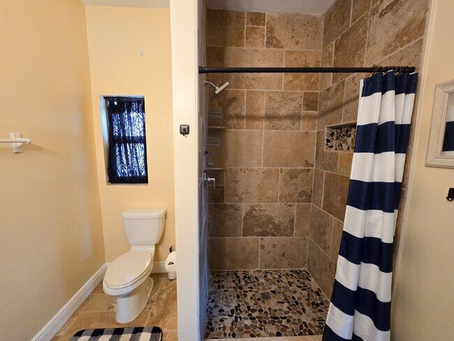 Building Photo - OCEANFRONT FURNISHED ANNUAL ONE BEDROOM ONE BATH