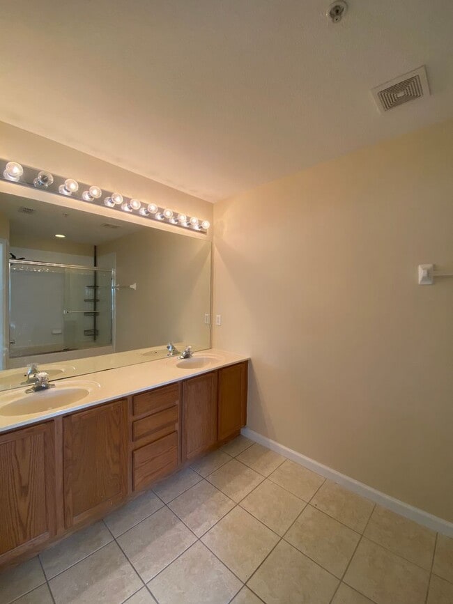 Building Photo - LAKEVIEW TOWNHOME FOR RENT - STONEBRIDGE C...