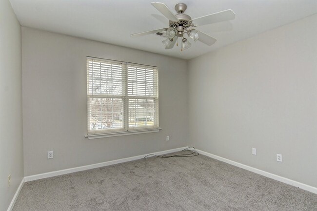 Building Photo - End-Unit 3br/2.5bth Townhome in Villages o...