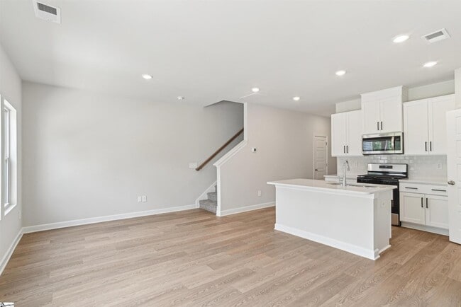 Building Photo - 7 Gramercy Wds Ln