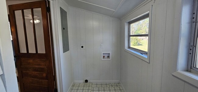 Building Photo - Lovely in Milner