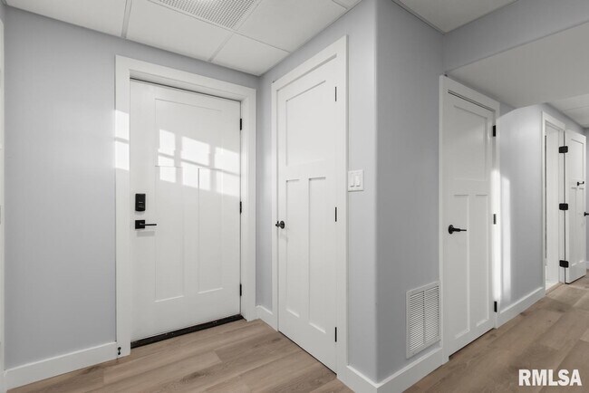 Building Photo - 1900 E Knox St