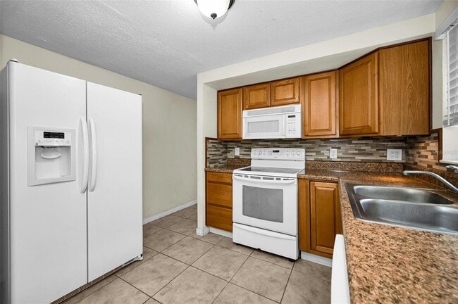 Building Photo - 7402 Country Club Dr