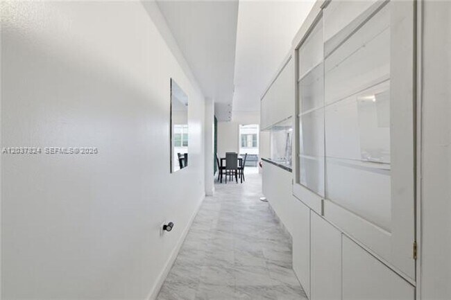Building Photo - 801 Brickell Bay Dr