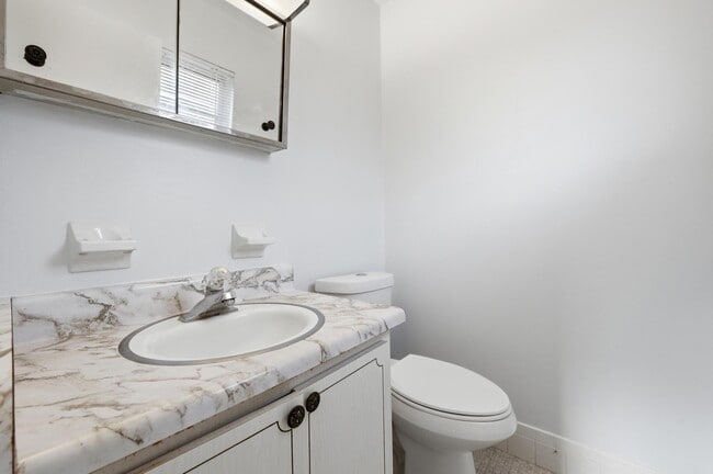 Building Photo - 410 W Palm St