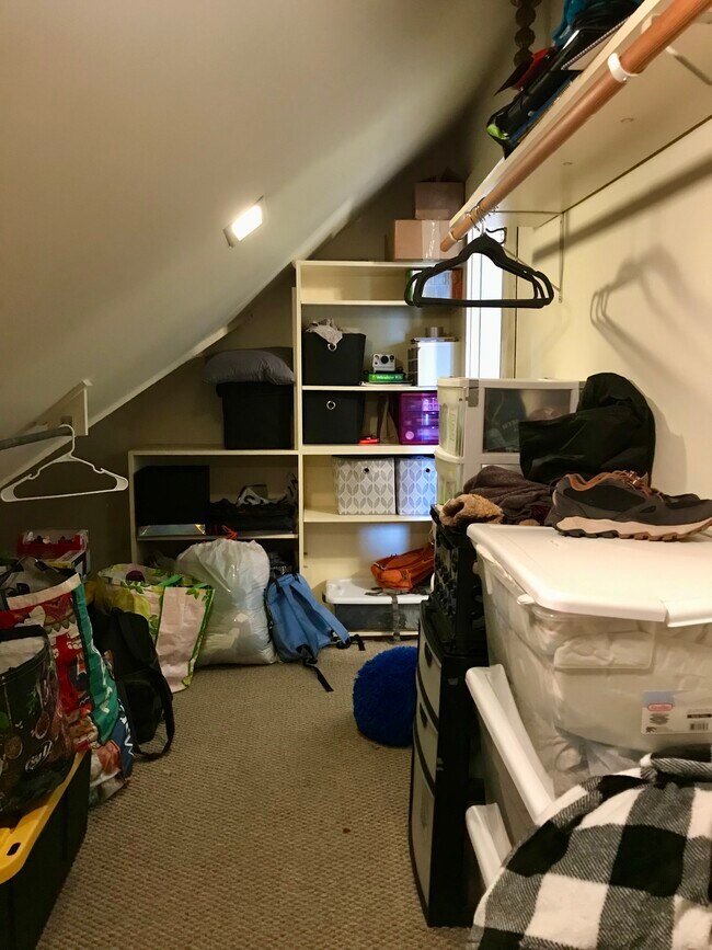 Building Photo - 81 Fern St