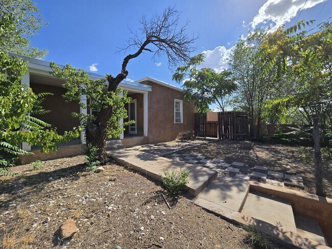 Building Photo - 808 Agua Fria St