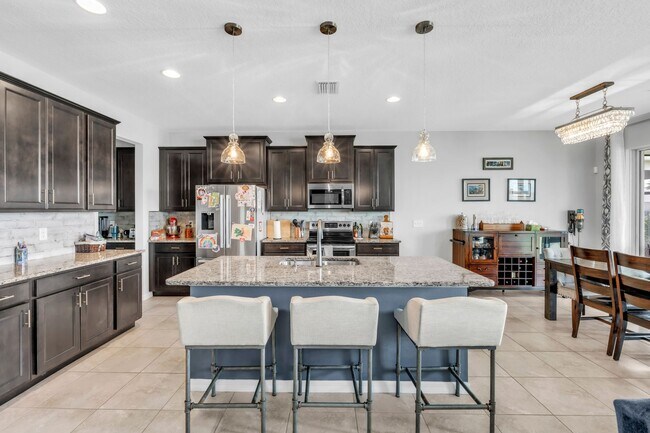 Building Photo - Spacious 5-Bedroom Home with Resort-Style ...