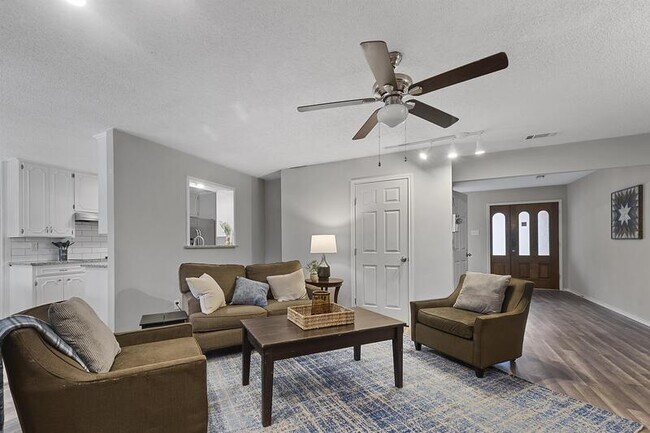 Building Photo - 2112 Chaucer Street