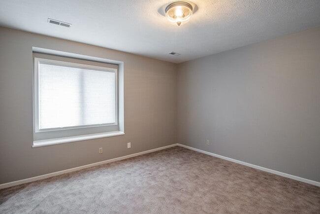 Building Photo - Stunning 4 Bedroom / 2.5 Bathroom Home | P...