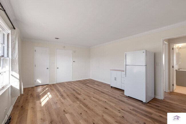 Building Photo - RENTAL PENDING!