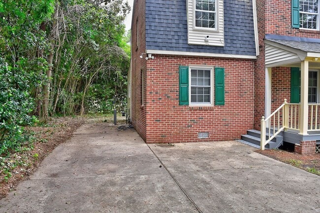 Building Photo - FOR RENT- PORTSMOUTH!