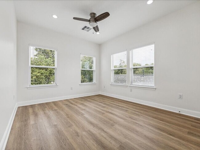 Building Photo - 915 E 37th St