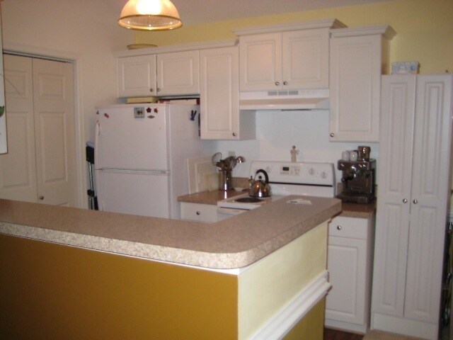 Building Photo - IMMACULATE END UNIT T.HOUSE STYLE CONDO
