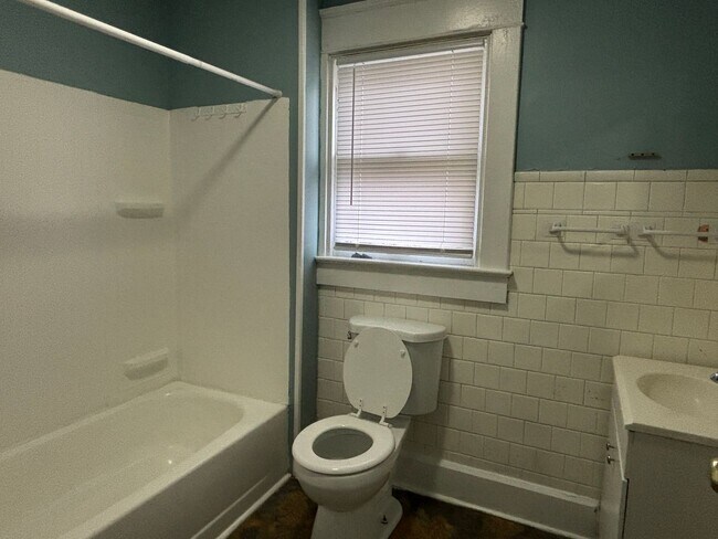 Building Photo - AVAILABLE NOW! Charming 3-Bed, 1-Bath Historic Duplex in Indianapolis!