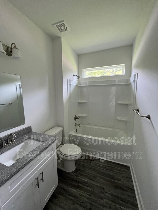 Building Photo - 340 Melrose Dr