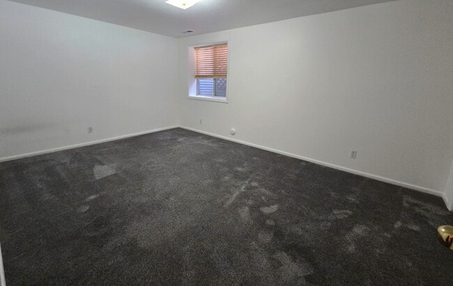 Building Photo - Large, Pet Friendly 5 Bedroom, 3 Bathroom Home for Rent in Ammon!  Fenced Backyard & Garage!  By ...