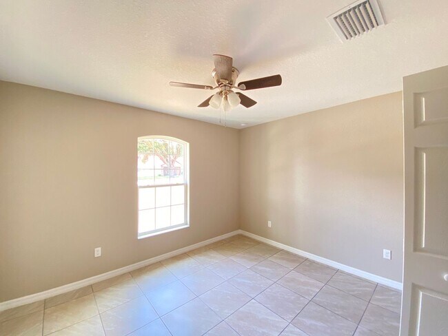 Building Photo - Desirable SE Ocala Neighborhood 3/2/2 **Won't Last**