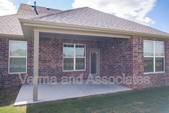 Building Photo - 940 E Skyline Lp