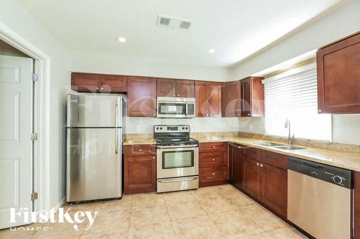 Building Photo - 5106 S Fairfield Dr