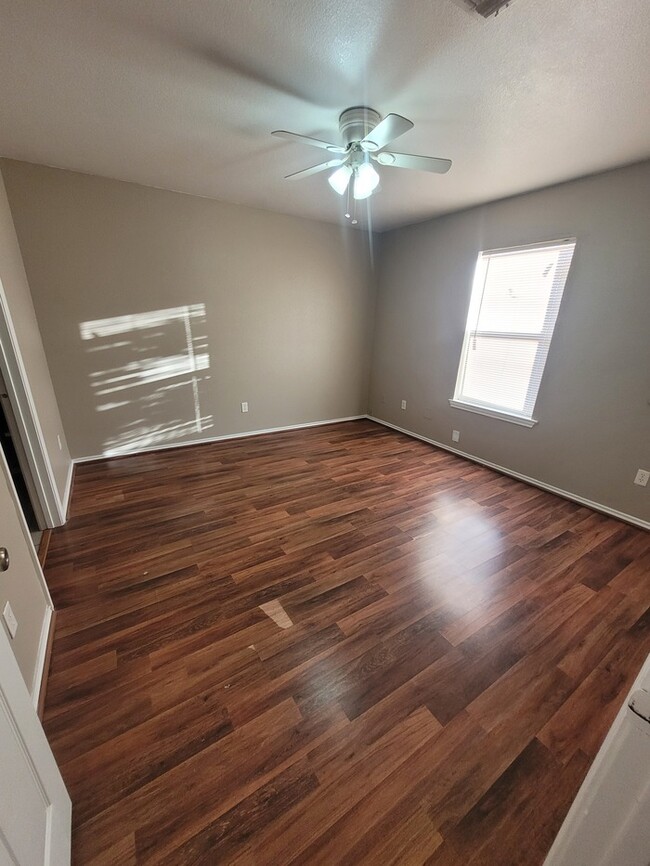 Building Photo - 3 bed 2 bath home with carport, move in re...