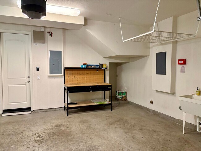 Building Photo - Spacious 4-Bedroom Townhouse