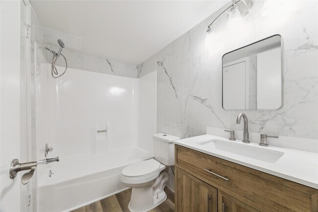 Building Photo - 13020 Leader St