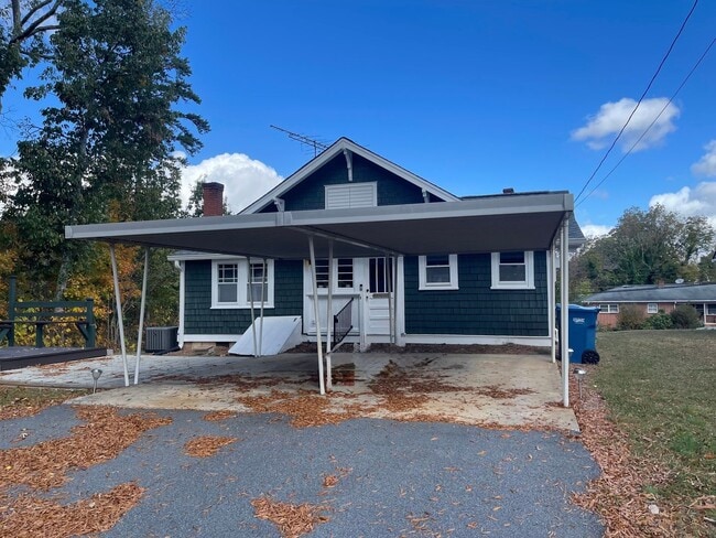 Building Photo - ?? COMING SOON ?? Charming 3 Bed / 1 Bath ...