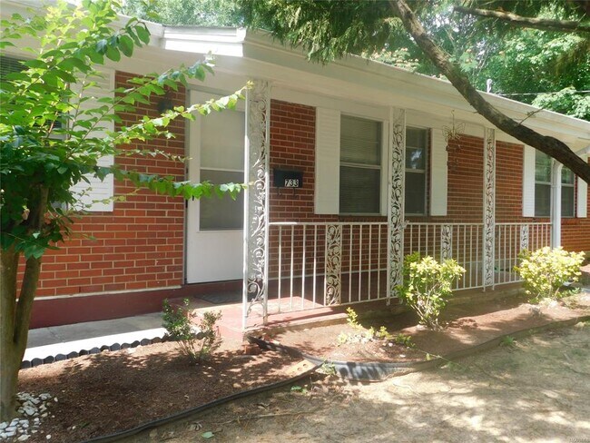 Building Photo - 733 Gillespie St