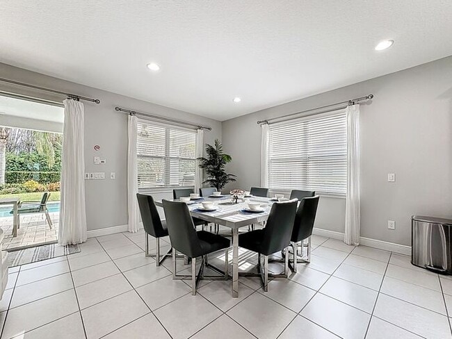 Building Photo - 8 Bedrooms 7 baths on a resort community