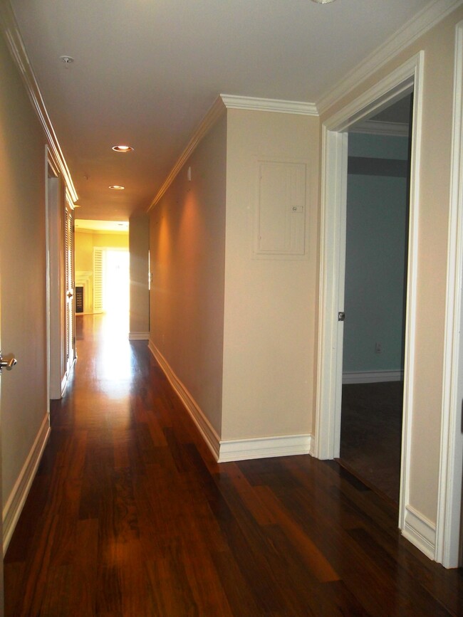 Building Photo - Luxurious condo with top of the line appli...