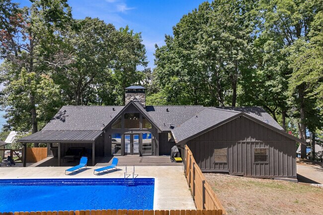Building Photo - 4225 Twin Rivers Dr