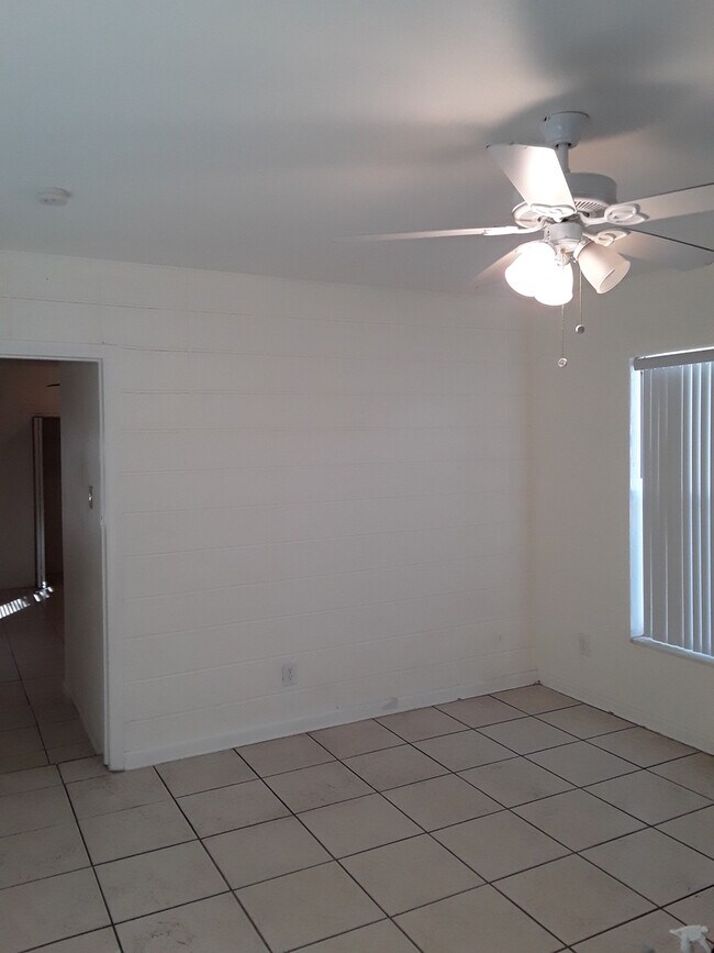 Building Photo - Three Bedroom One Bathroom House near Gulfport area.