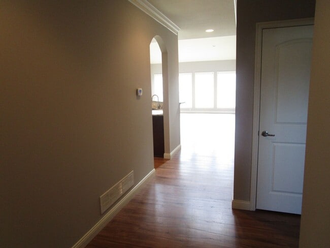 Building Photo - Bright 3BR Townhome with Bonus Room - Available July 17!!